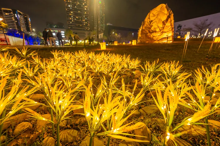 原住民燈作「脈」，結合環保材質，外觀以樹皮布包覆，搭配周邊光環境呈現原住民生態景緻。客家局提供