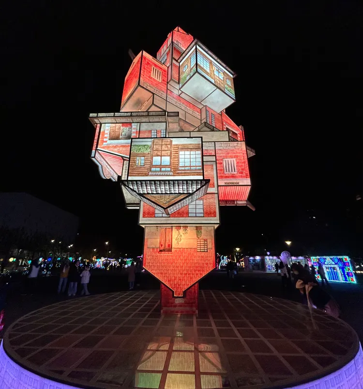 「家」於展覽開燈期間，每整點和半點進行音樂燈光秀，精采奪目。客家局提供