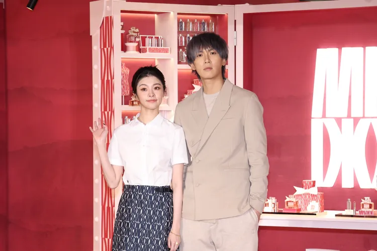 柯震東（右）與詹子萱今日一同租出席MISS DIOR訂製愛戀快閃店活動。莊宗達攝