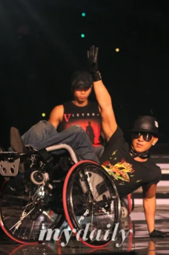 具俊曄在酷龍搭檔姜元來癱瘓後一直陪伴在身邊，2005年發專輯，為了搭檔編了輪椅舞。翻攝mydaily