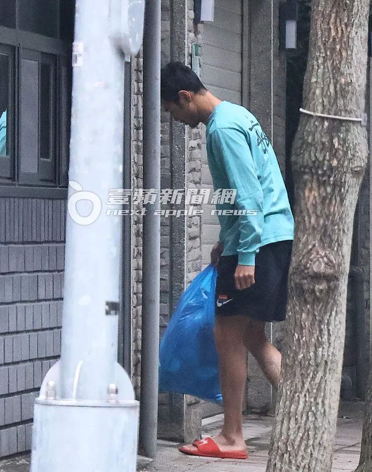 根據《廢棄物清理法》，廢棄物不得任意棄置於地面。特勤中心攝