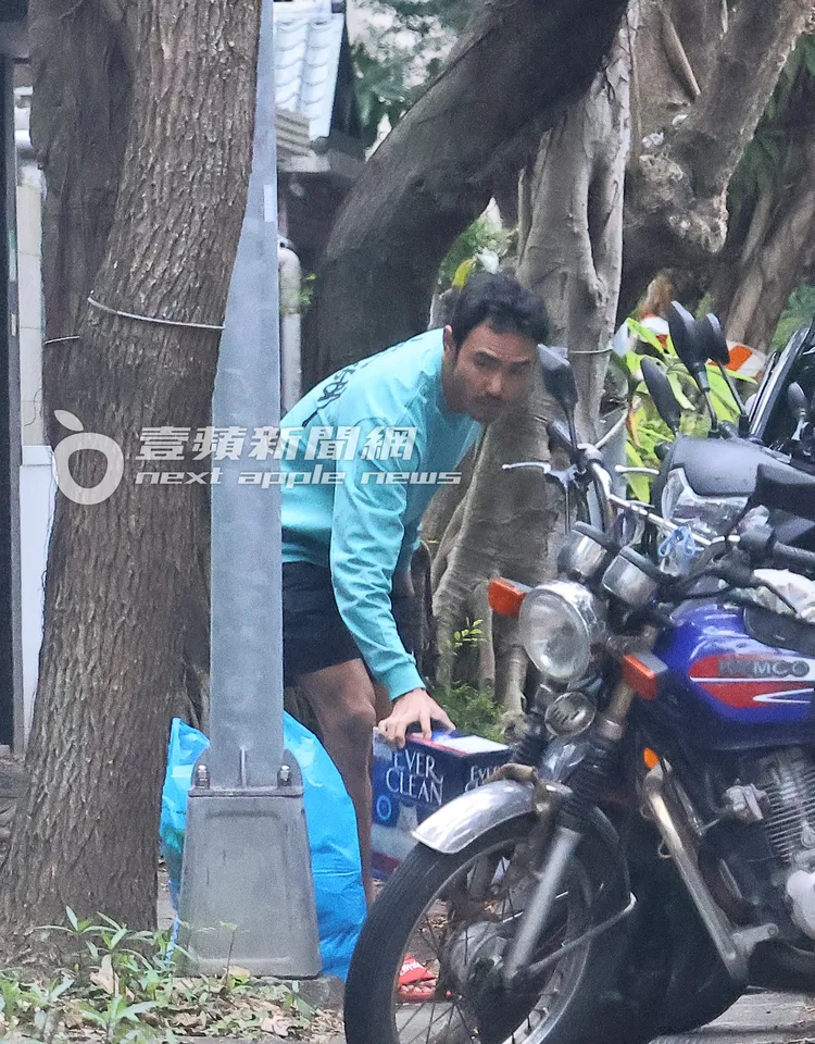 阮經天撿起廢棄貓砂盒，拿回家裡。特勤中心攝