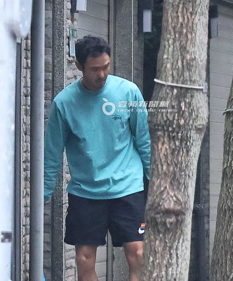 阮經天獨自忙進忙出收垃圾，未見正妹女友幫忙。特勤中心攝