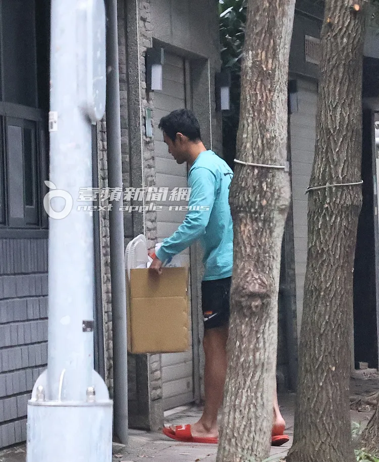 阮經天撿垃圾，腳上紅色拖鞋很搶眼。特勤中心攝