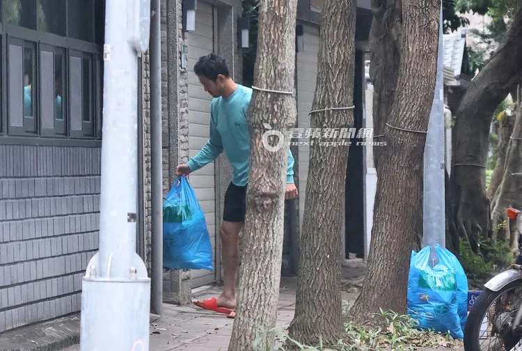 阮經天一一把垃圾收回住處。特勤中心攝
