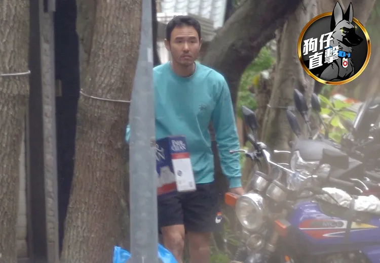 阮經天頂著亂髮滿臉鬍渣，眼神放空。特勤中心攝