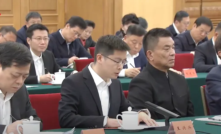 宇樹科技創辦人王興興（中）。翻攝CCTV