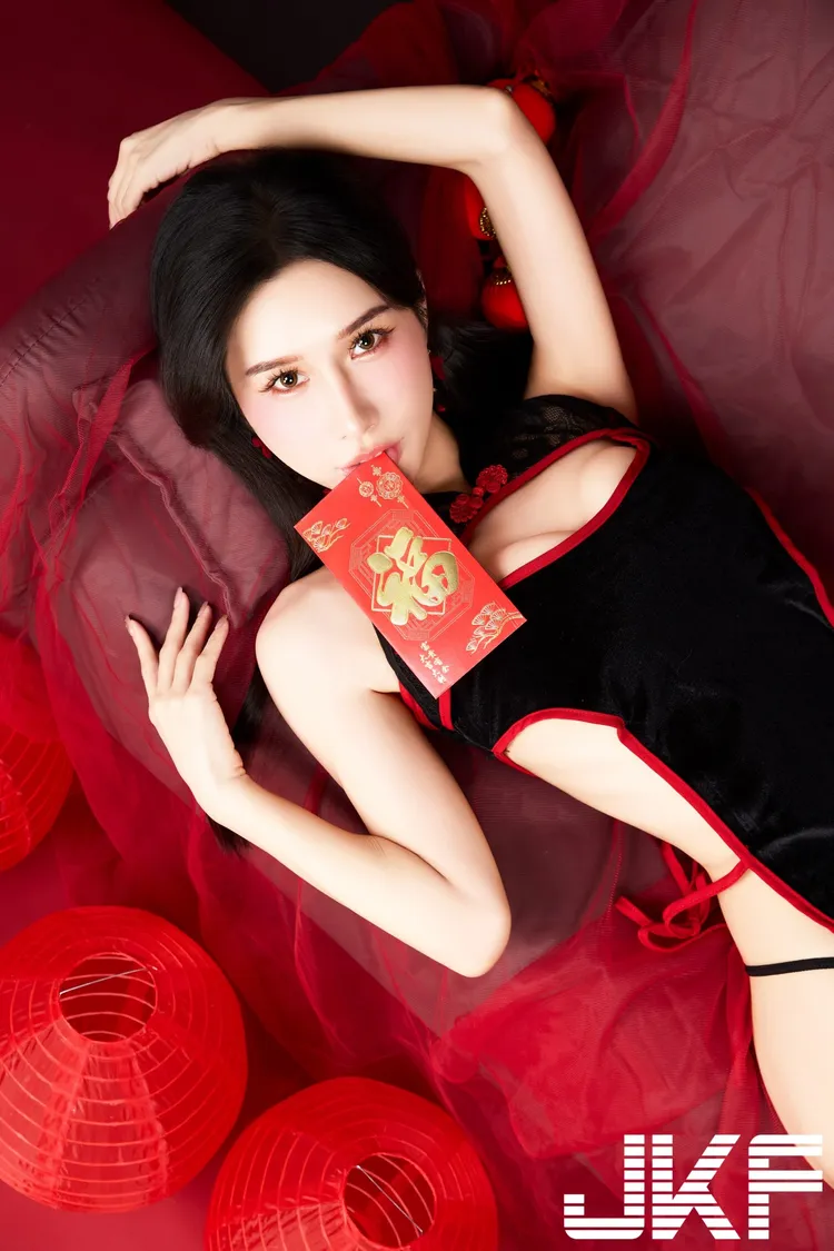 吳夢夢嘴咬紅包性感爆棚。JKF提供