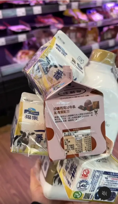 一名網友到賣場購買牛奶時，看見牛奶促銷霸氣「買1送4」。翻攝《tsenwen_1019》的Threads