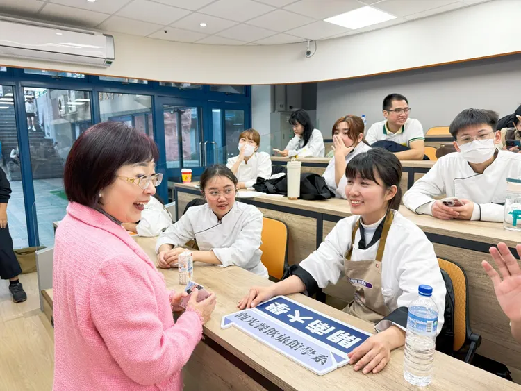 周守民校長與越南學生們話家常。開南大學提供