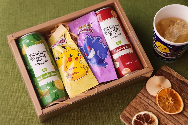 台北趣淘漫旅住房專案贈冒險組禮盒，含冬瓜檸檬及蘋果派派口味康普茶 夜間修護保養組以及寶可夢造型棒棒糖。台北趣淘漫旅提供