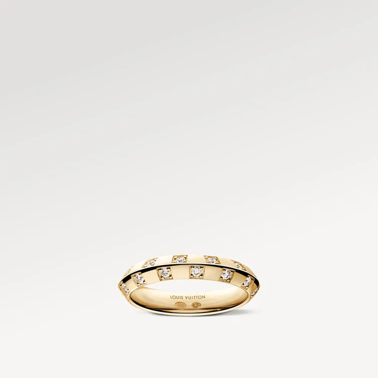 LV Le Damier de Louis Vuitton黃K金與鑽石戒指，3.5mm，30顆鑽石，重約0.42克拉，13萬5000元。品牌提供