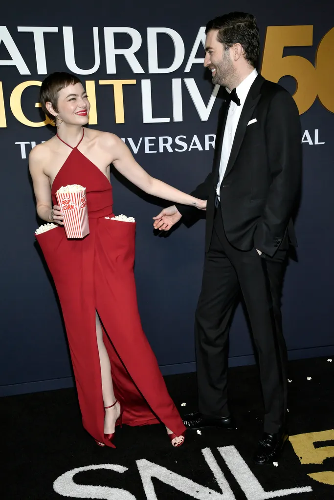 艾瑪史東（左）在LV禮服的口袋塞滿爆米花。美聯社