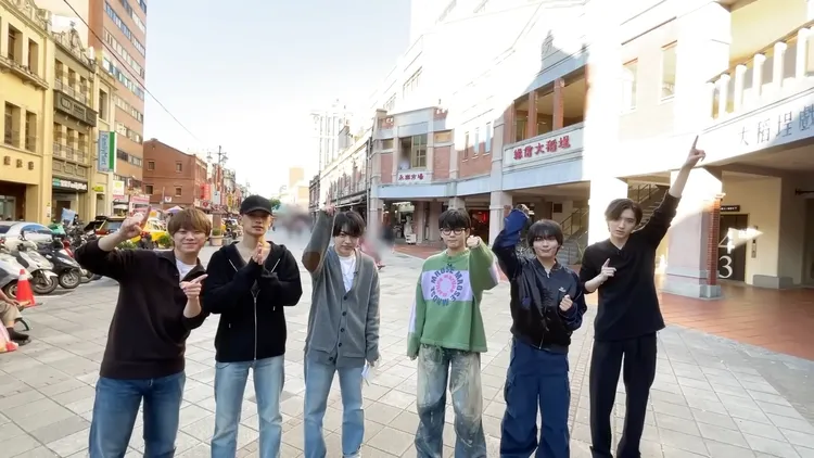 大橋和也（左起）、高橋恭平、西畑大吾、長尾謙杜、大西流星、道枝駿佑去年來台，在大稻埕拍攝節目。翻攝YouTube