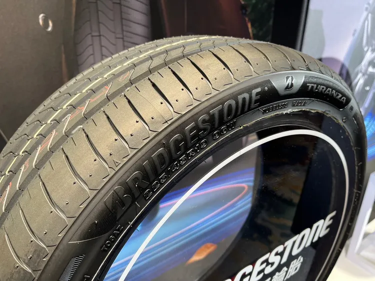 TURANZA 6 採用了全新胎形設計，在行駛時可保持理想的輪胎形變與接地形狀，搭配奈米級聚合物膠料，不僅延長輪胎壽命，更進一步降低滾動阻力與重量。周奕豪攝