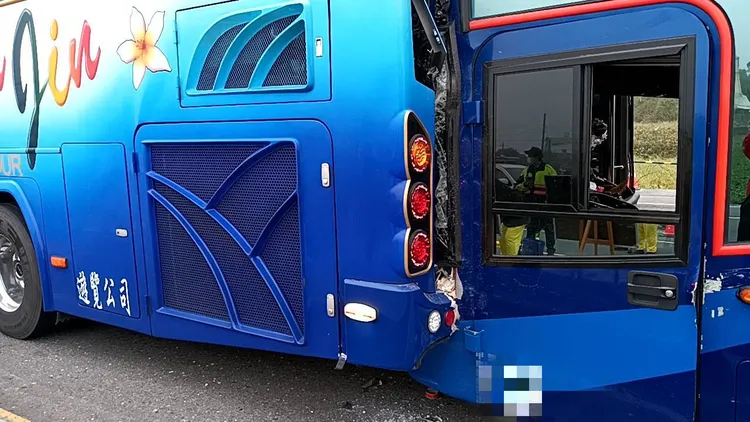 2輛進香團遊覽車與1自小客車發生車禍，所幸均為輕傷。翻攝畫面
