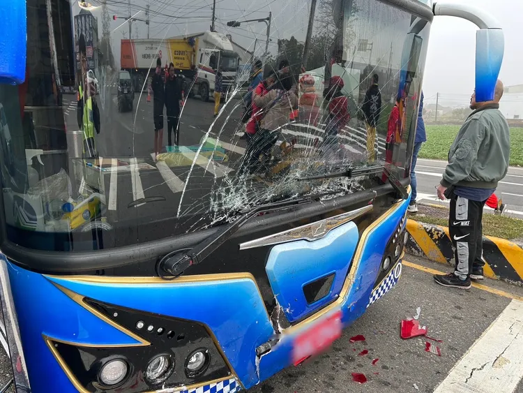 2輛進香團遊覽車與1自小客車發生車禍，所幸均為輕傷。翻攝畫面