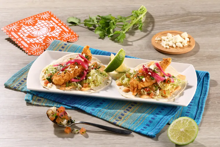 「酥炸嫩雞塔可」起司搭配獨特的墨西哥番茄辣醬。業者提供