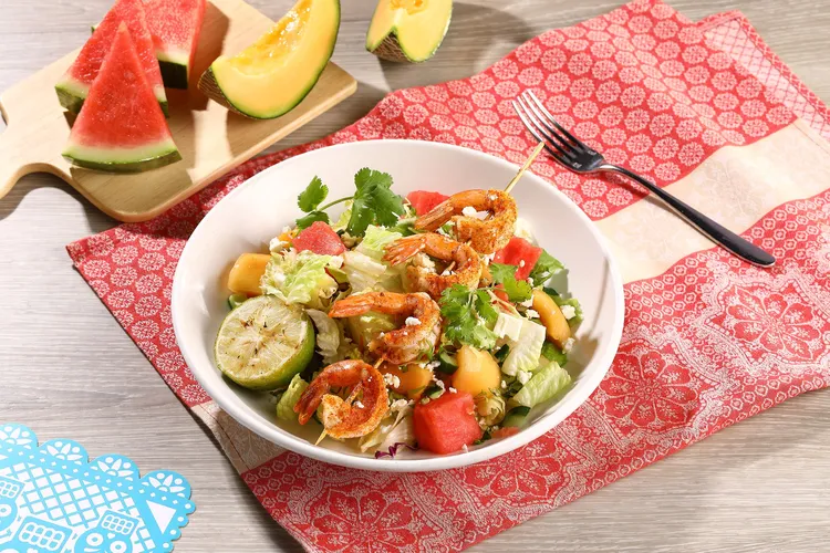 順應現代人注重飲食均衡趨勢，「鮮蝦彩瓜沙拉」大幅增加蔬菜比例。業者提供