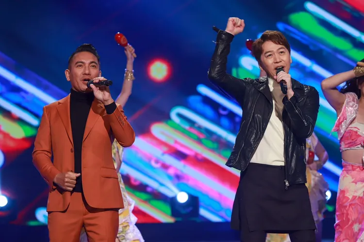 民雄（左）與洪敬堯上節目唱歌。民視提供