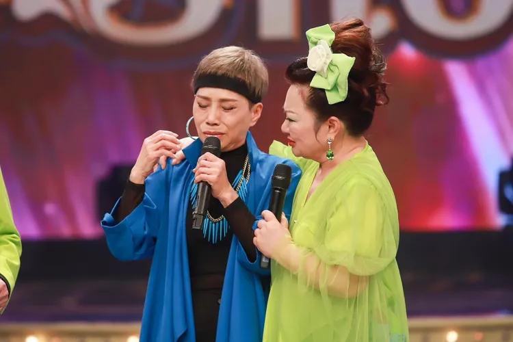 藍如潔（左）想到當年悲慘過往，不禁落淚，白冰冰趕忙安慰她。民視提供