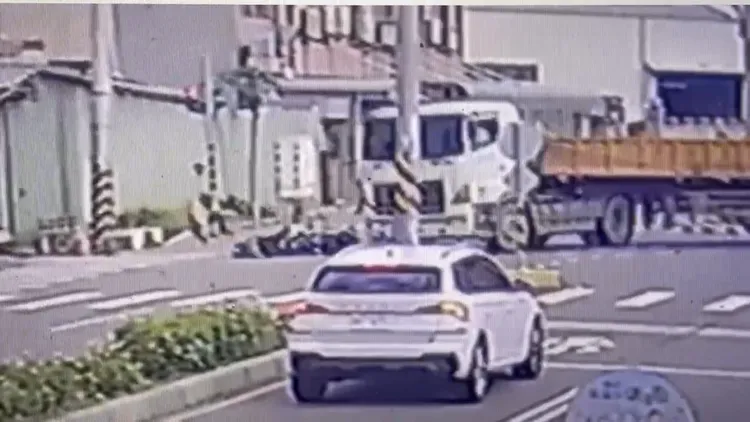 激烈撞擊下,機車上2人當場彈飛。翻攝畫面