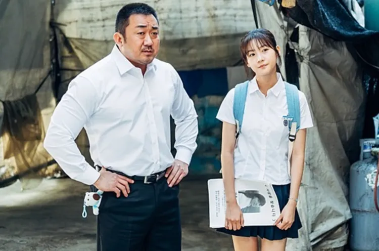 金賽綸（右）與馬東石曾合作電影《惡鄰布局》。翻攝naver