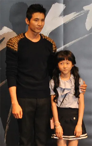 金賽綸（右）10歲時跟元斌合作《大叔》打開知名度。翻攝naver