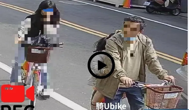 父親載著小女兒，與大女兒一起騎Ubike，在市區尋找做案目標。翻攝畫面