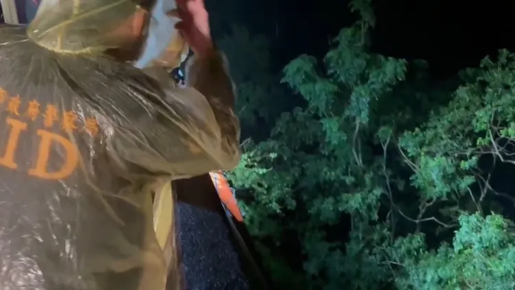 施男殺害方男後，將屍體拋棄在道路外10米深的邊坡。翻攝照片