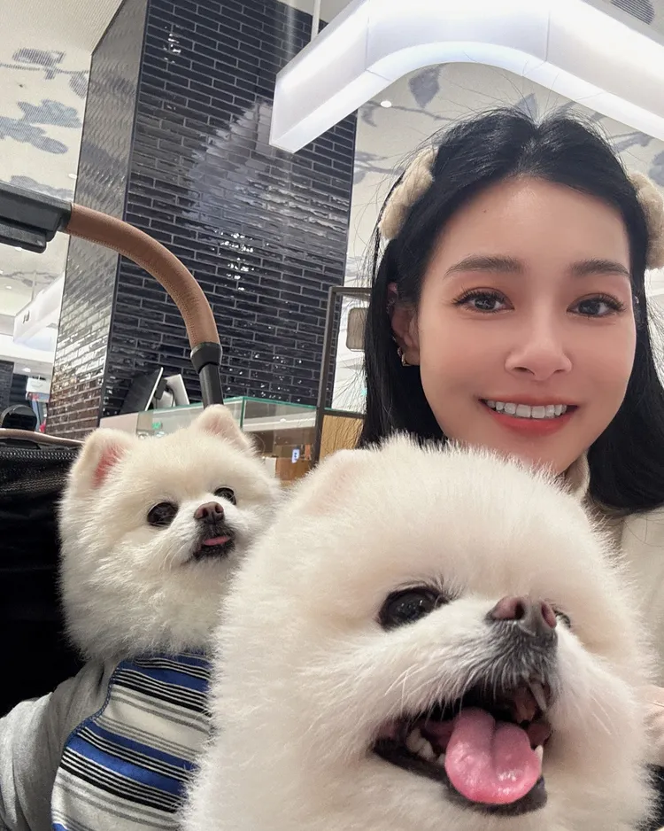 王思佳很疼愛2隻愛犬。翻攝王思佳Threads