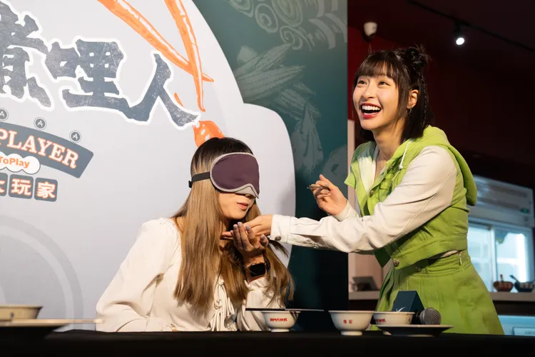 峮峮調製沾醬，現場請觀眾品嚐。品牌提供