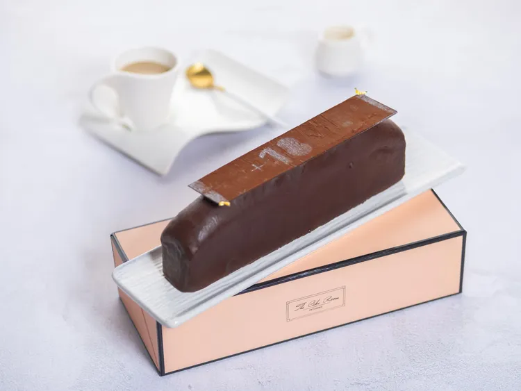 台北遠東香格里拉「巧克力噶瑪蘭威士忌磅蛋糕」，以70%黑巧克力結合台灣噶瑪蘭威士忌，酒香與可可香氣交融，口感濃郁醇厚，每個680元。台北遠東香格里拉提供