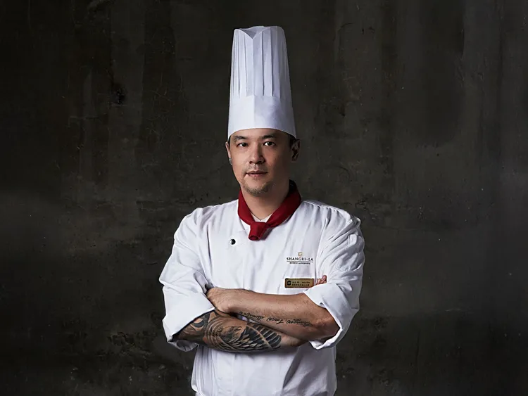 台南遠東香格里拉西點主廚許煜新，世界巧克力大賽金獎得主，推動台灣甜點國際交流，率先引進紅寶石巧克力，開創全新甜點視野。台北遠東香格里拉提供