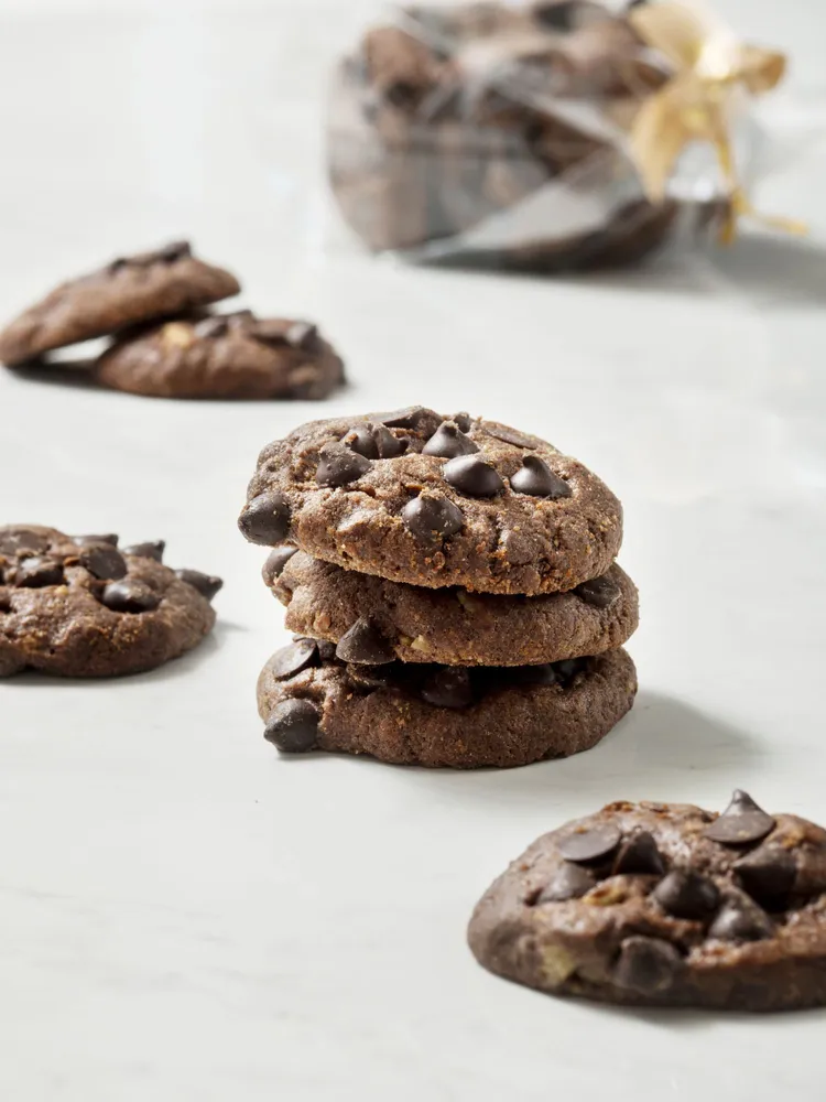 台北遠東香格里拉「巧克力餅乾」，嚴選100%可可粉，搭配香脆胡桃與巧克力水滴豆，外酥內軟。五入280元。台北遠東香格里拉提供