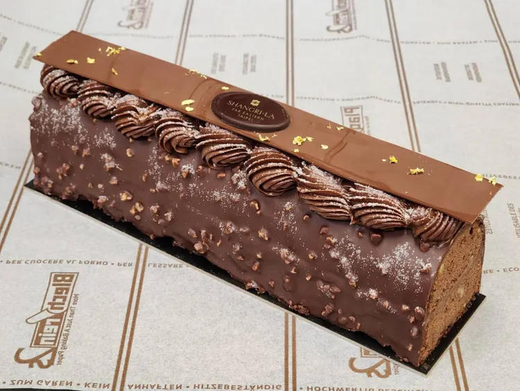 台北遠東香格里拉「Cadbury金莎脆皮巧克力蛋糕」，選用Cadbury經典可巧克力風味糖，融入絲滑甘納許，帶來入口即化的極致享受，一條980元/單塊100元。台北遠東香格里拉提供