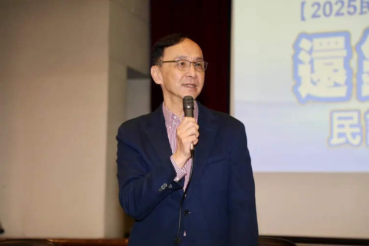 國民黨主席朱立倫出席國民黨智庫民調記者會。國民黨提供