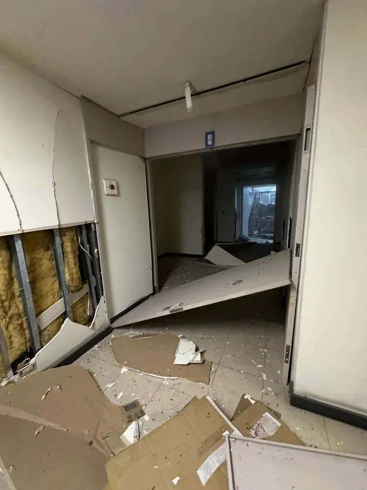 台中新光三越發生氣爆，民眾逃生畫面曝光。翻攝threads@tallgirl_isme、@ashen.d0_0　