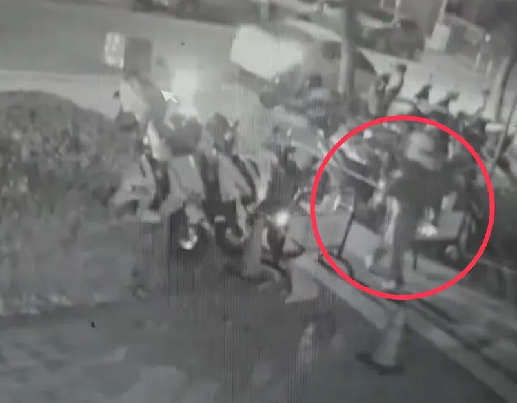 外送員得手後從容離去。民眾提供