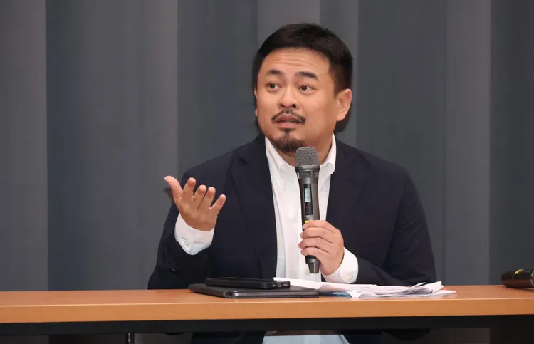 勞動部長洪申翰追頒三等勞動部獎章給離世的吳姓公務員。非現場畫面/莊宗達攝