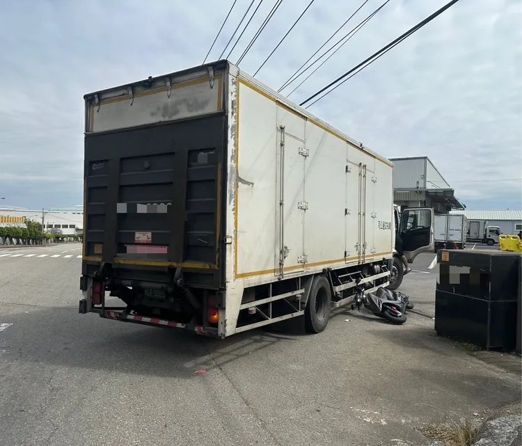 大貨車正準備右轉進入廠區卸貨，與機車發生碰撞。民眾提供