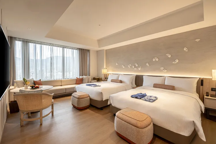 北投晶泉丰旅與礁溪晶泉丰旅推出「沐春•里山悠然」春季三天兩夜住房專案，圖為北投泉思家庭客房。北投晶泉丰旅提供