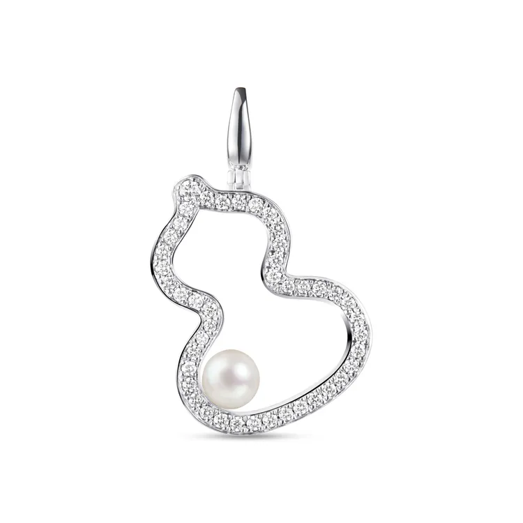 Qeelin Wulu 系列18K白金鑽石及Akoya 珍珠吊墜（大），20萬6500元。品牌提供