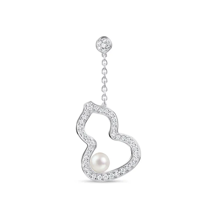 Qeelin Wulu 系列18K白金鑽石及Akoya珍珠耳墜（中），11萬元。品牌提供
