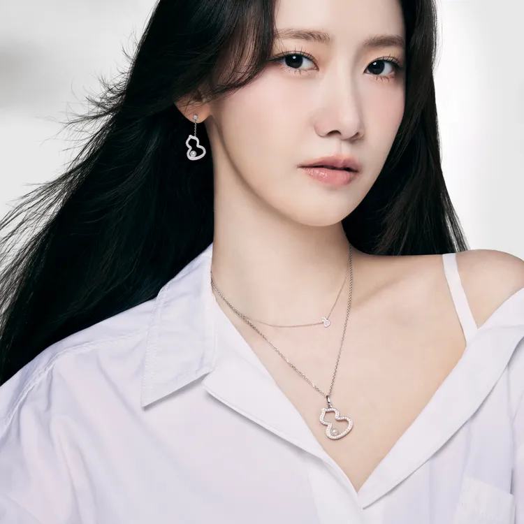 潤娥配戴Wulu Pearl珠寶系列的18K白金吊墜、耳環和戒指。品牌提供