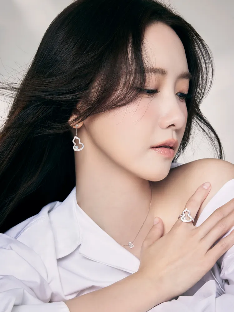 潤娥以半露香肩的造型替形象照增添仙氣。品牌提供