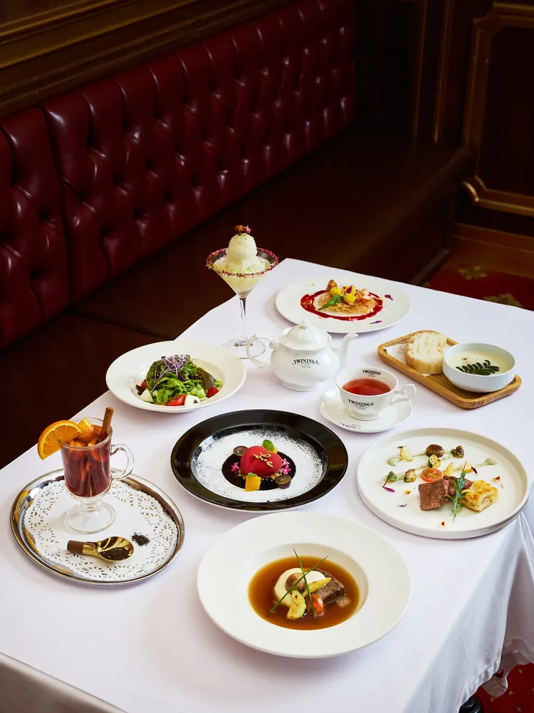 TWININGS 唐寧茶合作阿瑪迪斯聯名推出預約制限量套餐「唐寧皇家戀戀茶韻樂章」。業者提供