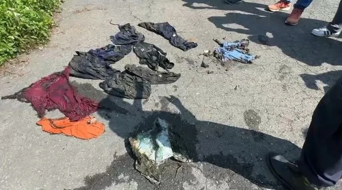 潛水人員16日撈到沾血、燒過衣物。翻攝畫面