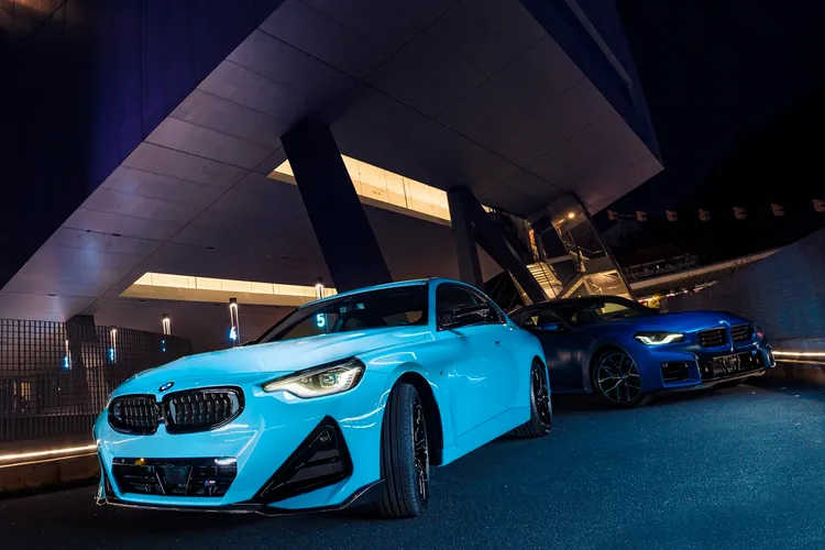 全新M240i xDrive升級黑色高光澤外觀套件與19吋M雙輻式995 M型輪圈，並在下進氣壩上點綴專屬M徽飾，為讓車迷有更多個性化的選擇，BMW M240i xDrive Coupé限時提供免費升級至THE CARBON M Package。業者提供