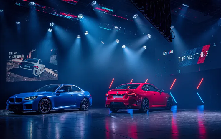 全新 BMW M2 同步盛大登場，展現強勁的動力性能與具侵略性的外觀設計。除了搭載 M Steptronic 運動化八速手自排變速箱版本外，BMW 台灣總代理汎德更限量引進經典 BMW M2 六速手排車型。業者提供